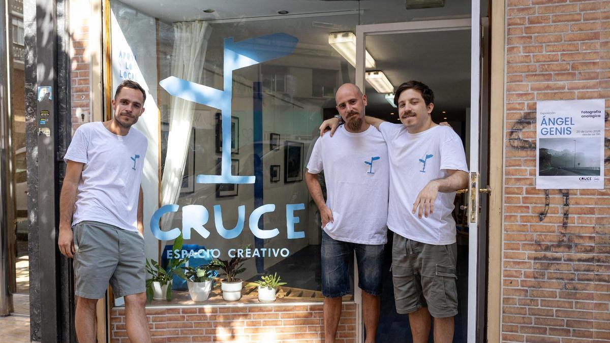 Pablo Alcázar, Ignacio Fuentes, Jacobo Estremiana en la puerta de Espacio Cruce