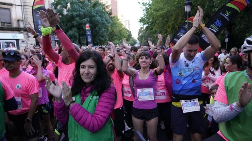 Marea rosa en Cáceres contra el cáncer de mama