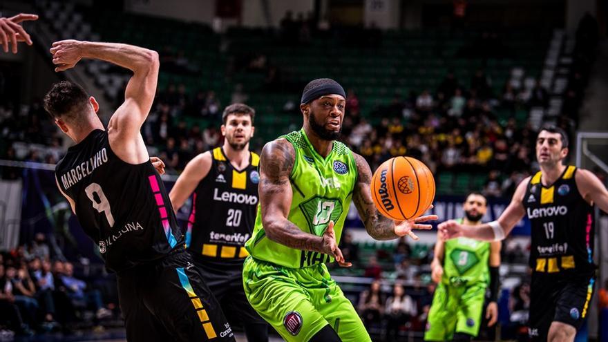 Cook trata de recibir el balón ante la defensa de Huertas.