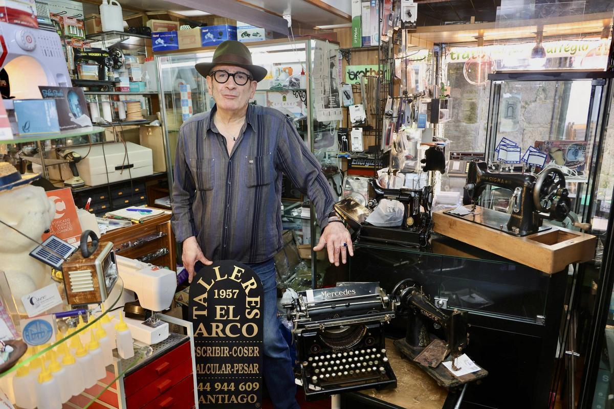 Alfredo Míguez, en el interior de Talleres El Arco, en el número 6 de la Praza de Mazarelos, en el casco histórico de Santiago.