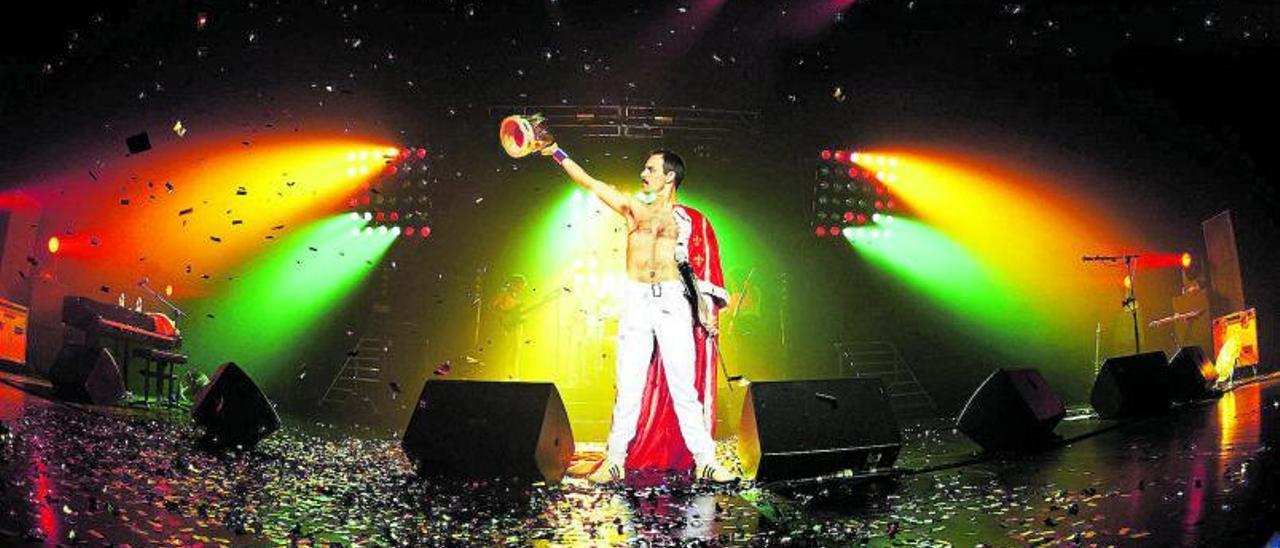 Pablo Padín sobre el escenario como Freddie Mercury.