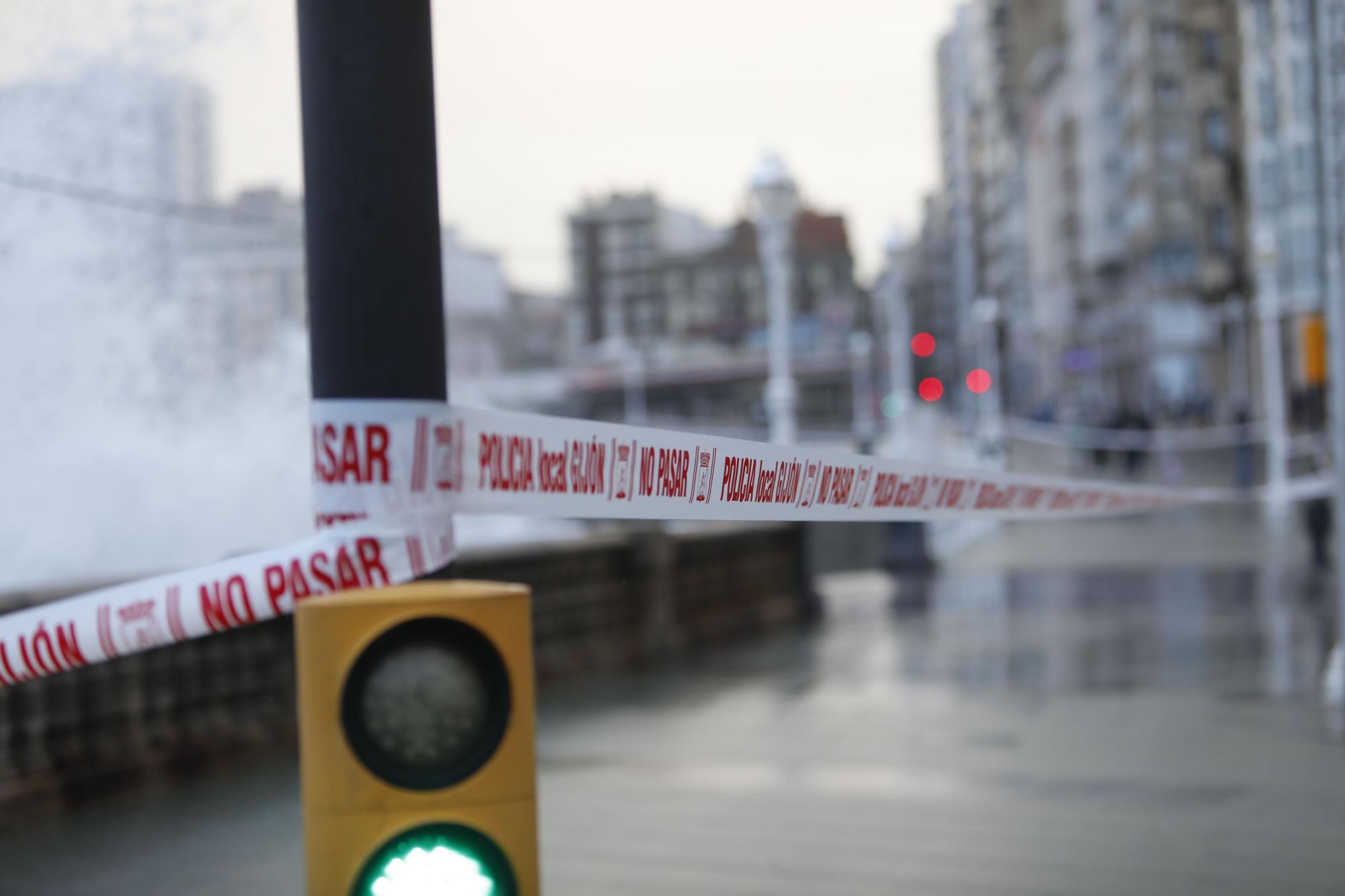 Termporal de oleaje en Asturias, así batían las olas en el muro de San Lorenzo en Gijón