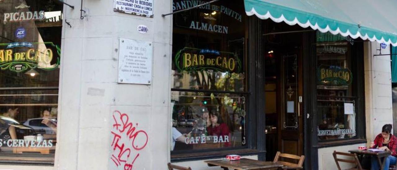 Sobre estas líneas, las hermanas Irma, Mirta, Alicia y Graciela Cao, junto al bar. Arriba, la fachada exterior y, a la izquierda, un detalle del interior.