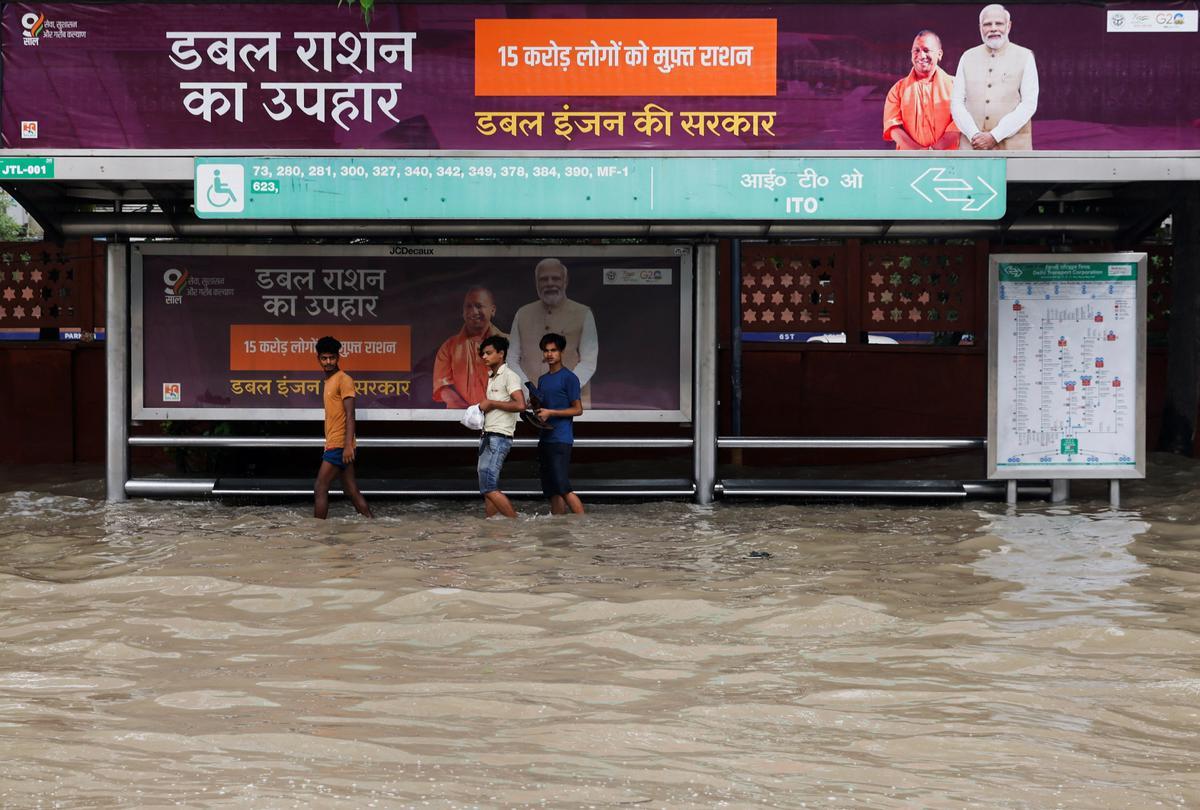 El río Yamuna se ha desbordado debido a las lluvias monzónicas en Nueva Delhi.