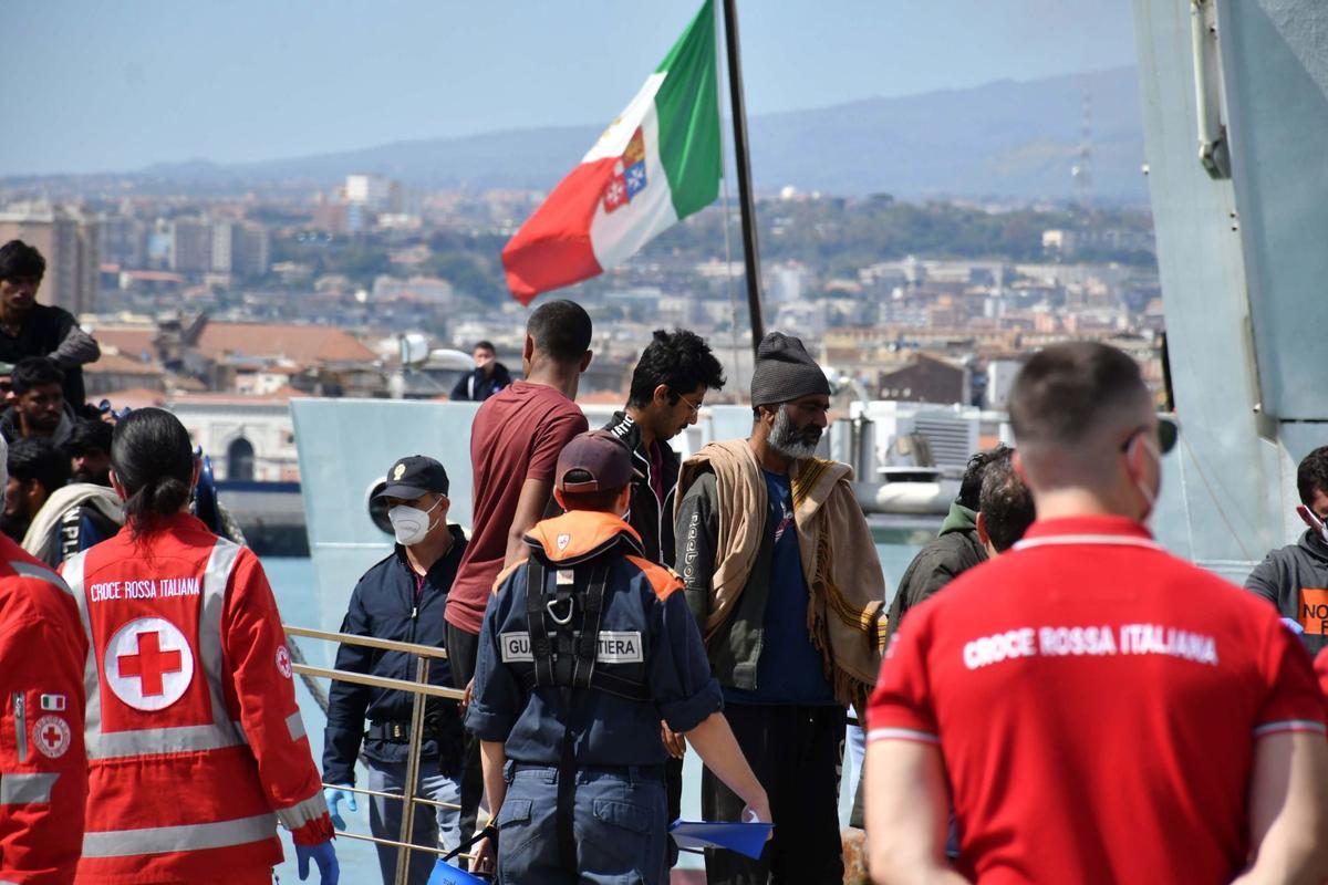 600 migrantes desembarcan en el puerto siciliano de Catania.