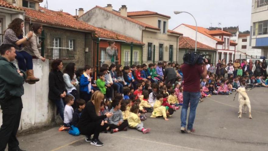 Alumnos del Colegio la Canal de Luanco reciben exhibición Guardia Civil