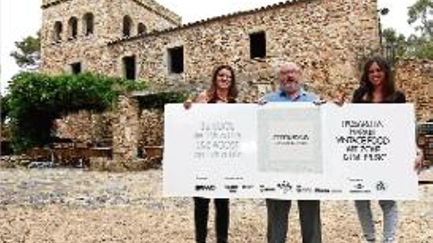 L&#039;alcalde de Calonge, Jordi Soler, i les organitzadores del CBFW.