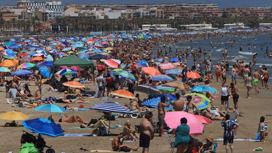 Llenazo en las playas de Valencia tras el paso de la dana
