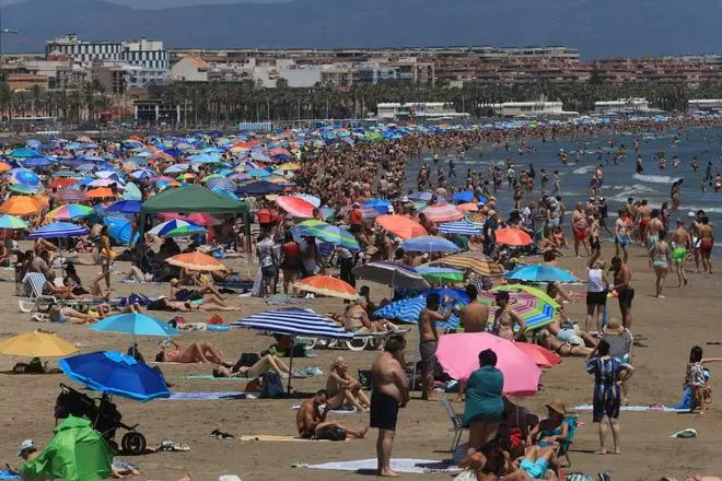 Llenazo en las playas de Valencia tras el paso de la dana