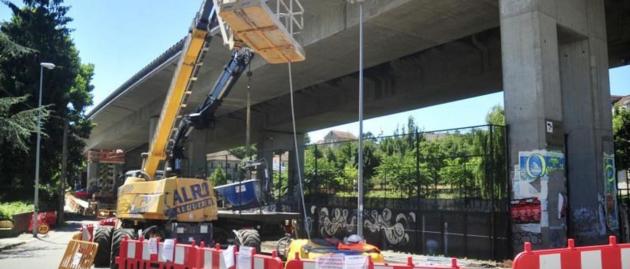 Uno de los elevadores instalados para actuar en el viaducto. |   // RAFA VÁZQUEZ