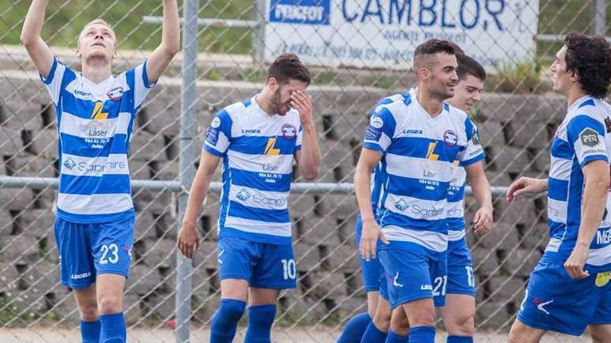 Dani Suárez, izquierda, celebra su gol con los compañeros.