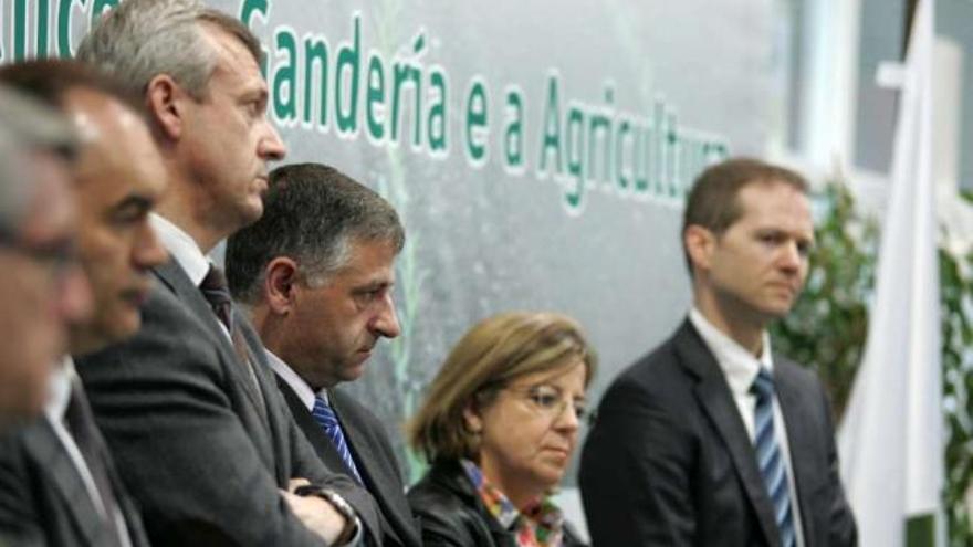 Rueda -tercero por la izquierda-, Cuiña y Durán, en la inauguración de GandAgro.  // Bernabé/Gutier