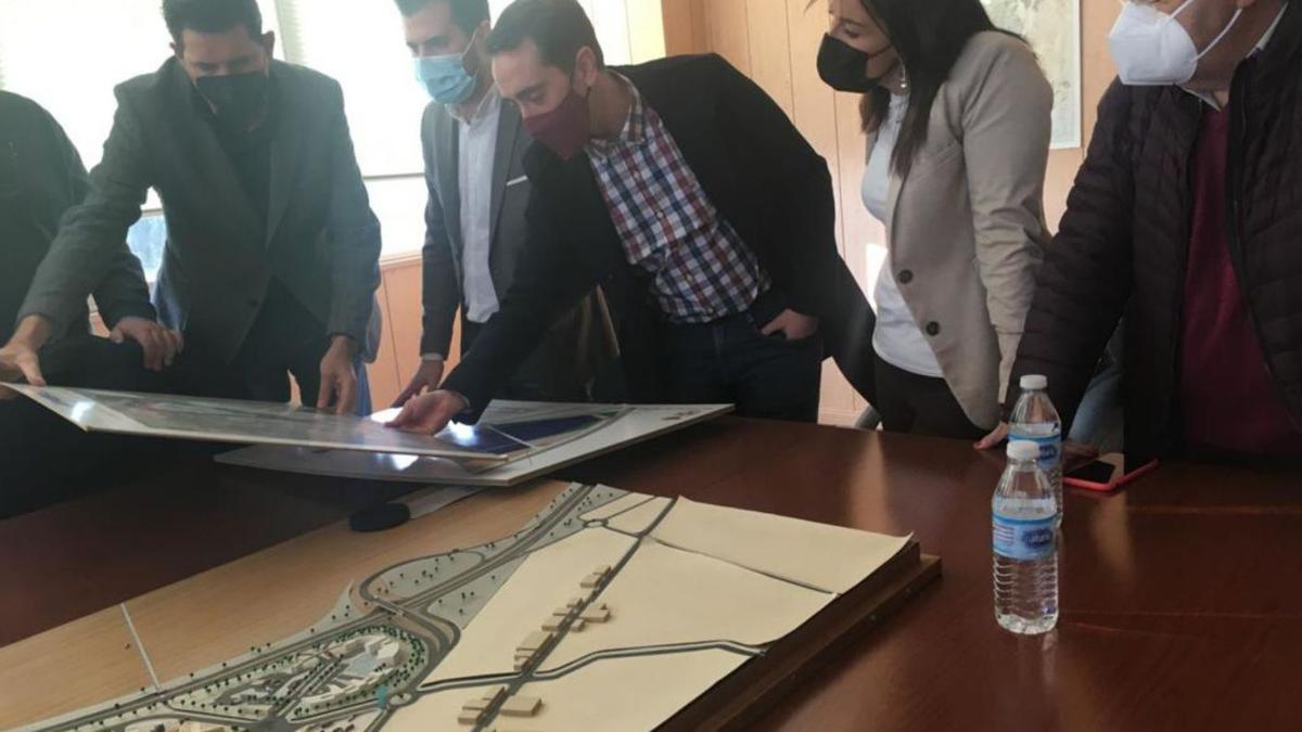 Luis Tudanca observa un mapa del Puerta del Noroeste entre el alcalde de Benavente y el gerente del CTLB. | J. A. G.