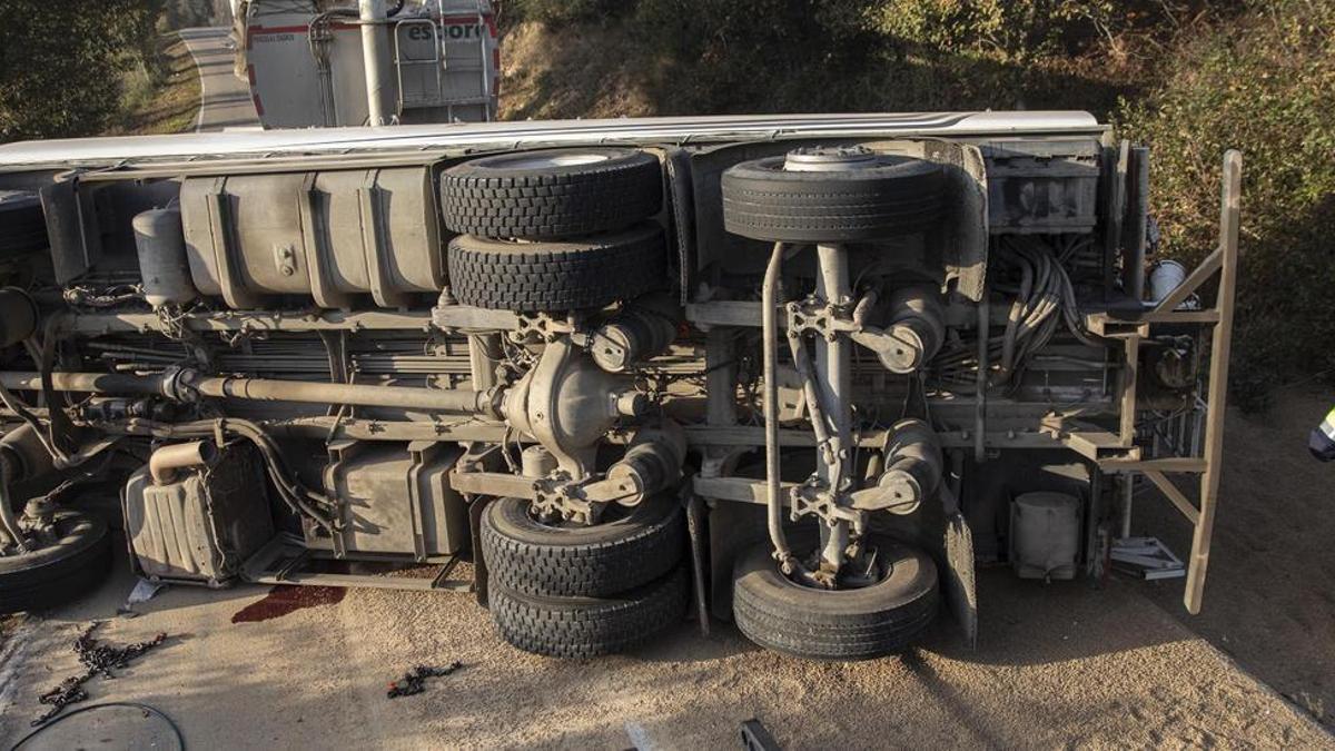 Imatge d'arxiu d'un camió ple de pinso accidentat tallant la GI 555 a Massanes, un dels trams més perillosos de Girona