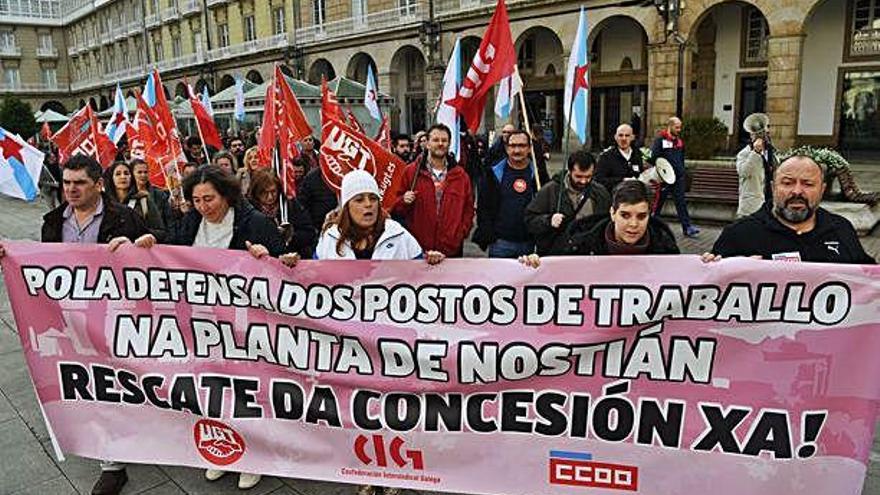 Manifestación de los trabajadores de la planta de Nostián ante el Palacio Municipal, ayer.