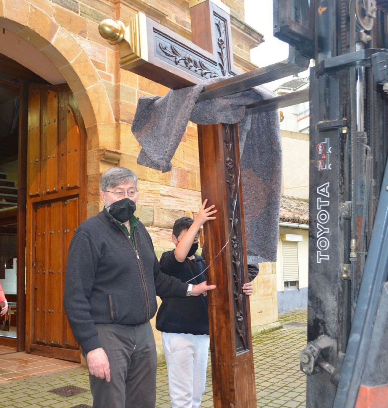 Traslado de la Cruz desde la Ermita a su mesa. | E. P.