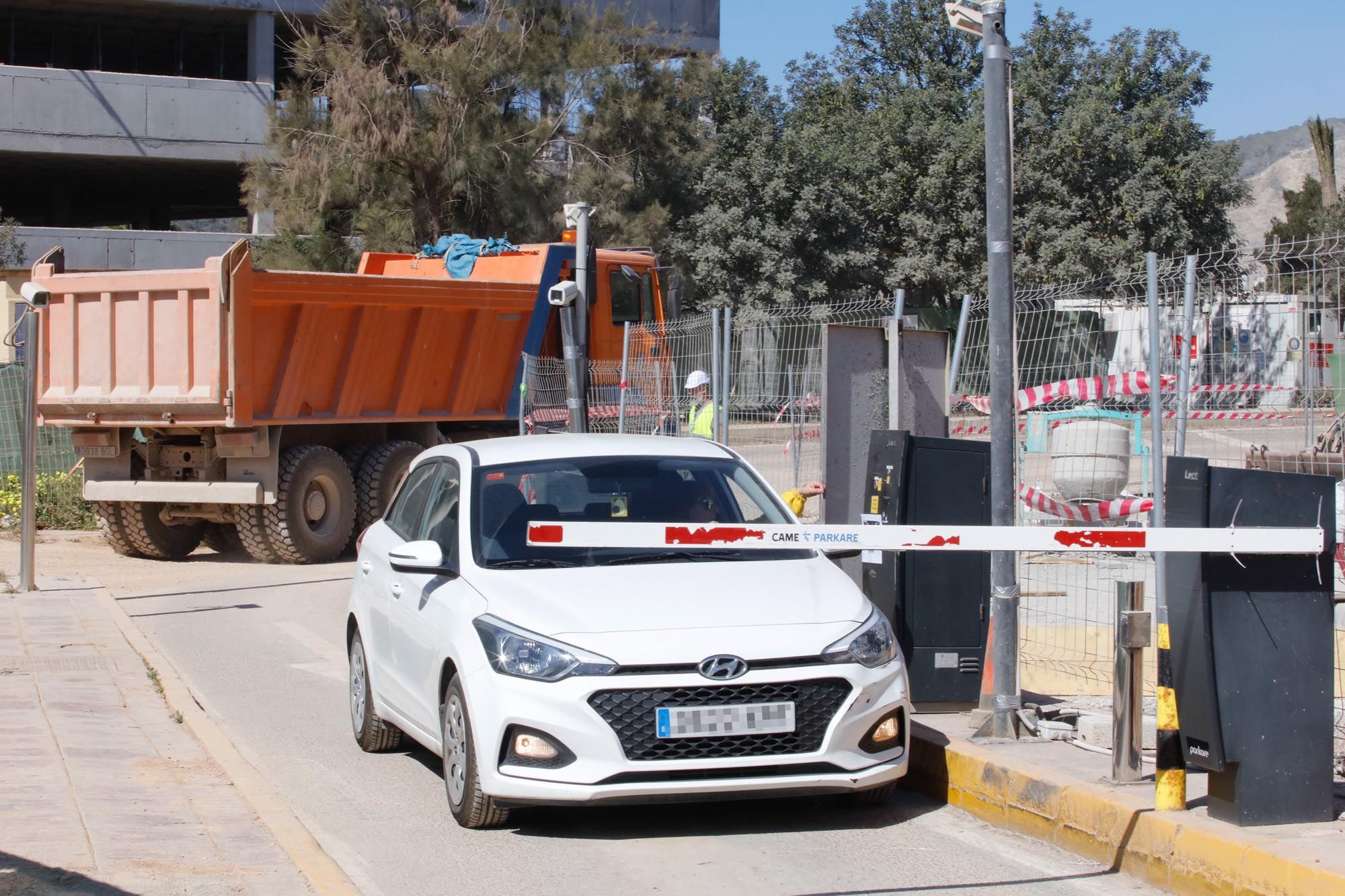 Obras en el aparcamiento del aeropuerto de Ibiza