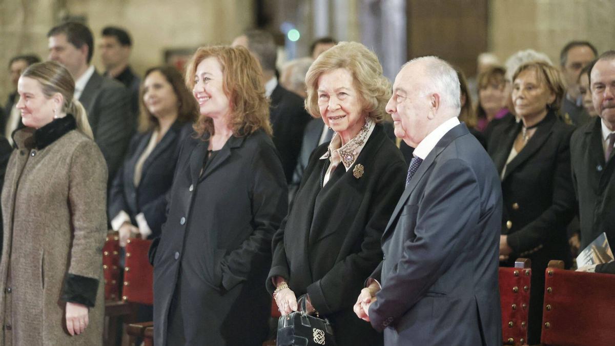 Doña Sofía y las infantas Elena y Cristina, acompañadas de Victoria Federica e Irene Urdangarin, en el Concierto de Semana Santa que se celebra en la Catedral de Mallorca