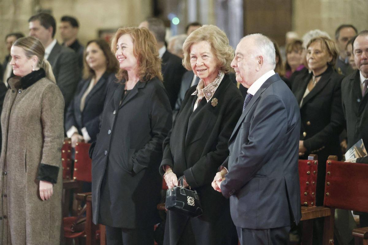 Doña Sofía y las infantas Elena y Cristina, acompañadas de Victoria Federica e Irene Urdangarin, en el Concierto de Semana Santa que se celebra en la Catedral de Mallorca