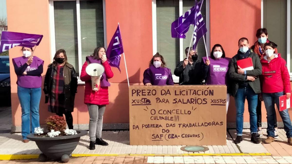 Concentración de las trabajadoras de ayuda en el hogar de Oza-Cesuras.   | // LA OPINIÓN