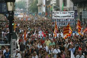 Una marea humana s’estén pacíficament per Via Laietana contra les retallades del Govern.