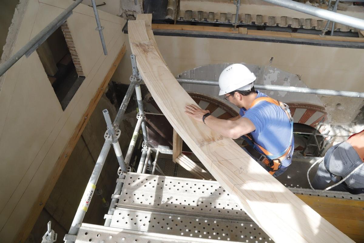 Comienza la instalación de la cúpula de madera de la capilla de la Anunciación de la Mezquita-Catedral