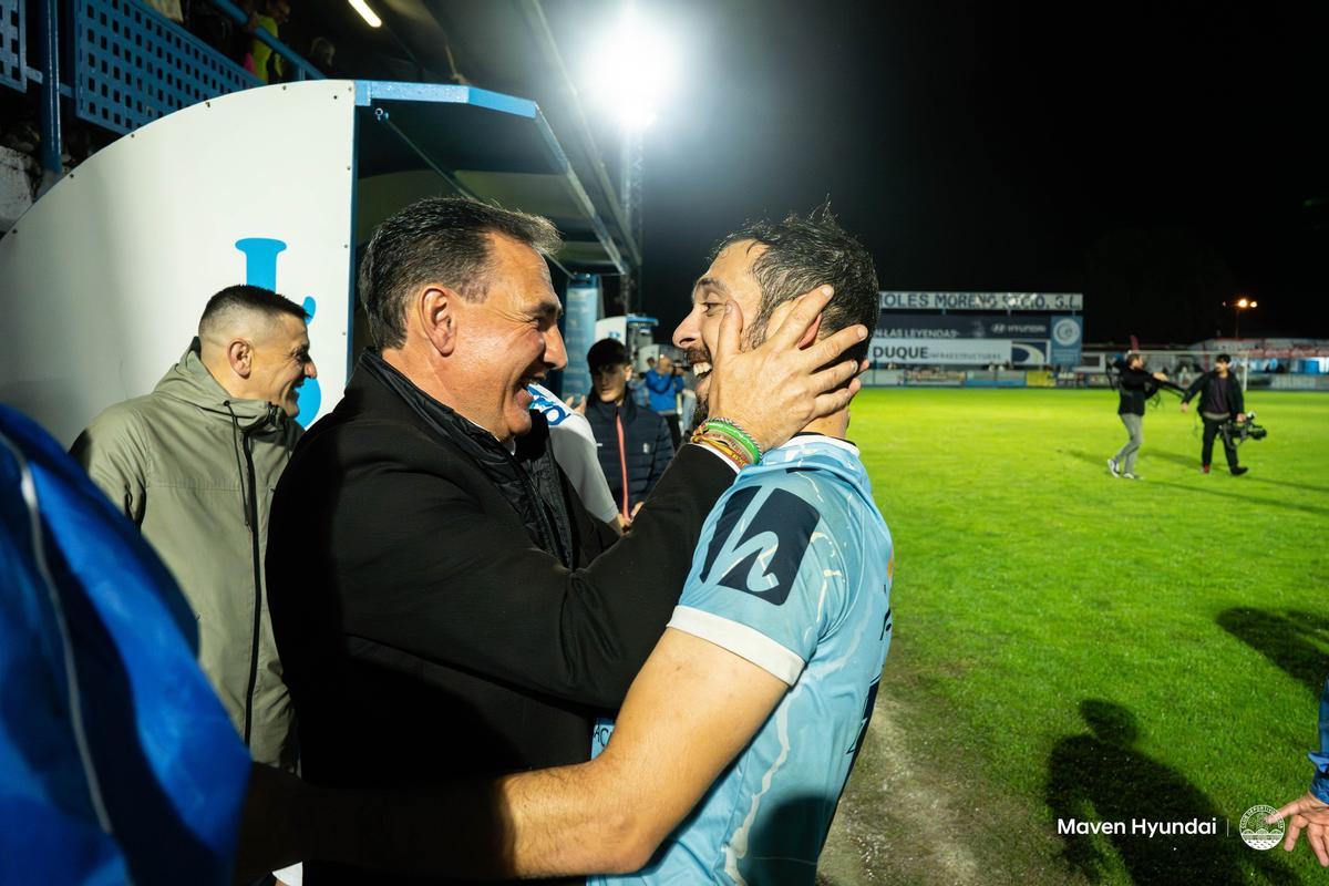 Lely abraza a Juanjo Chavalés tras una victoria del Coria.