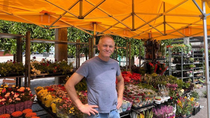 Nicolás Pouso, ante su puesto de flores en A Estrada. | N.C.