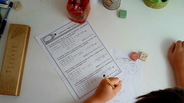 Un escolar repassa a casa seva uns problemes de matemàtiques sobre la regla de tres. | EL PERIÓDICO