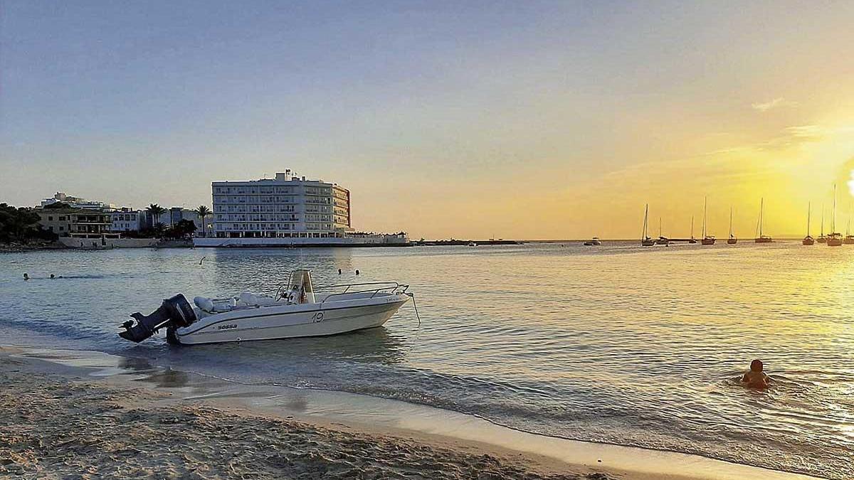 Una lancha, a pie de arena en la Platja dels Estanys, el pasado fin de semana.