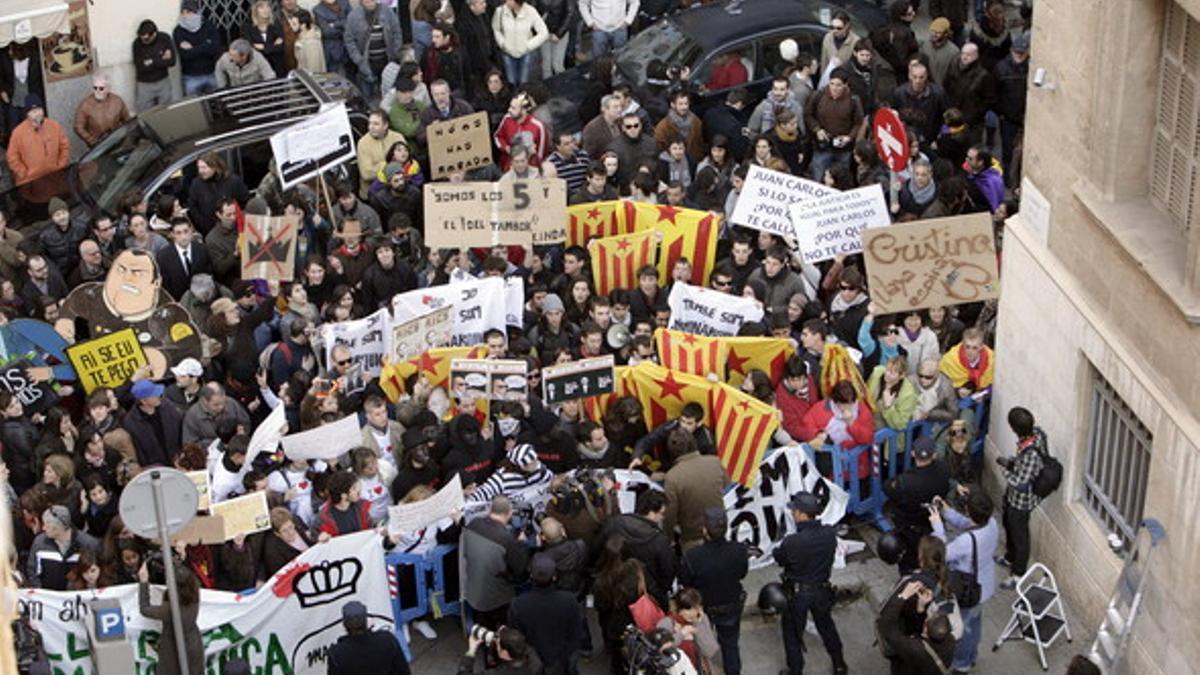 Vista general de la concentración a las puertas de los juzgados.