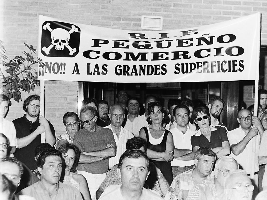 Manifestación del comercio de Aldaia en el pleno, cuando la corporación tramitaba la construcción del centro comercial Bonaire, a la que se sumó también el comercio de Alaquàs y de otros municipios cercanos