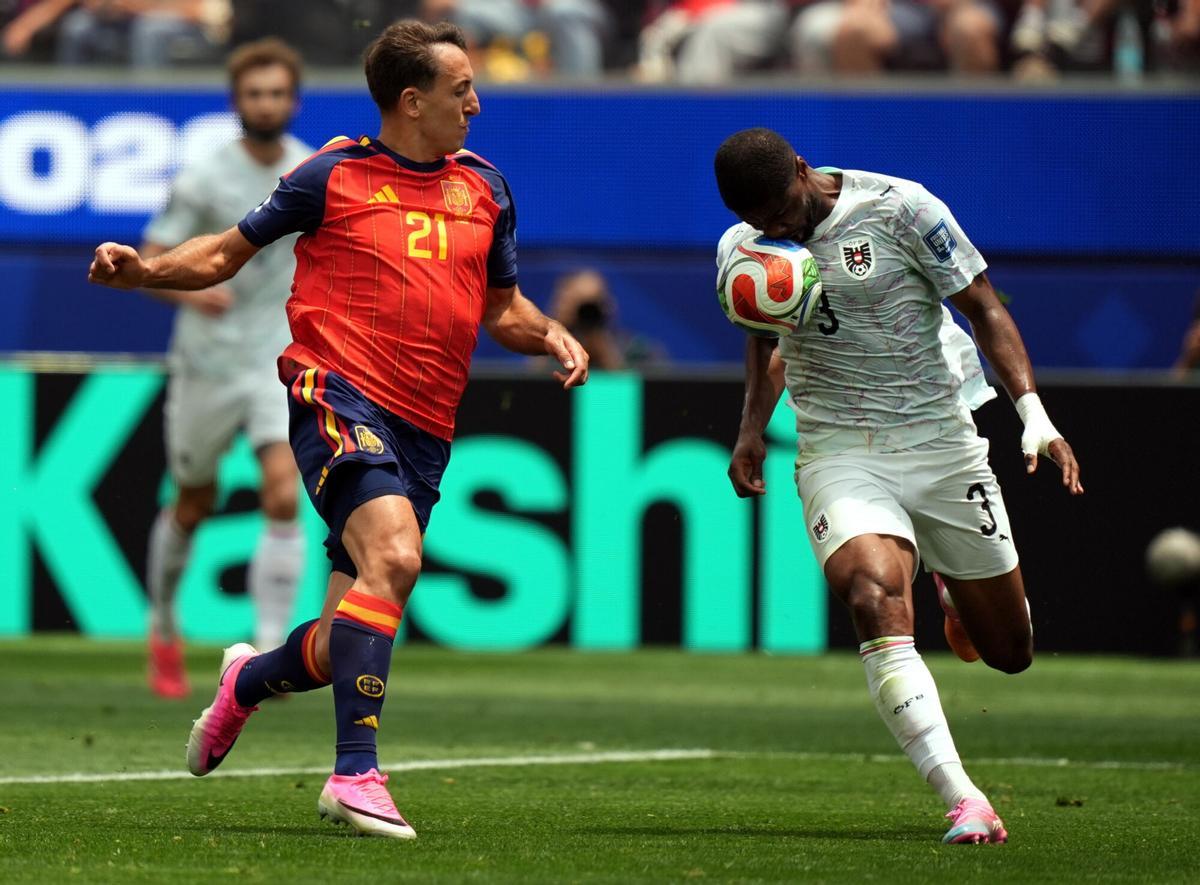 Mikel Oyarzabal y el austriaco Kevin Danso durante el partido contra Austria. Mikel Oyarzabal y el austriaco Kevin Danso durante el partido contra Austria.