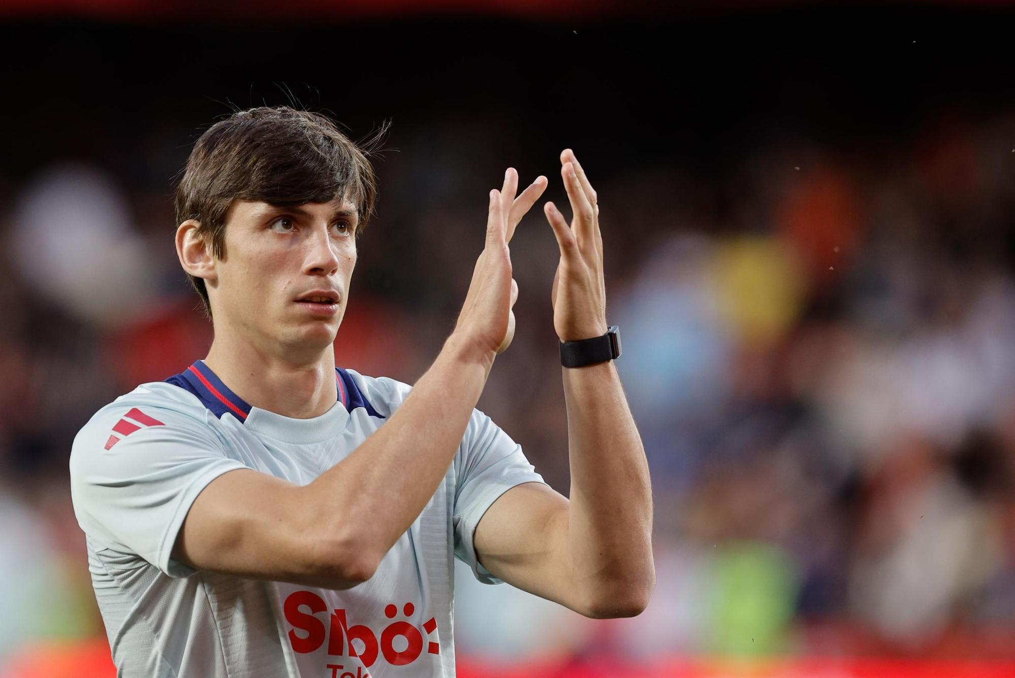Miles de aficionados arropan a la selección española en Mestalla
