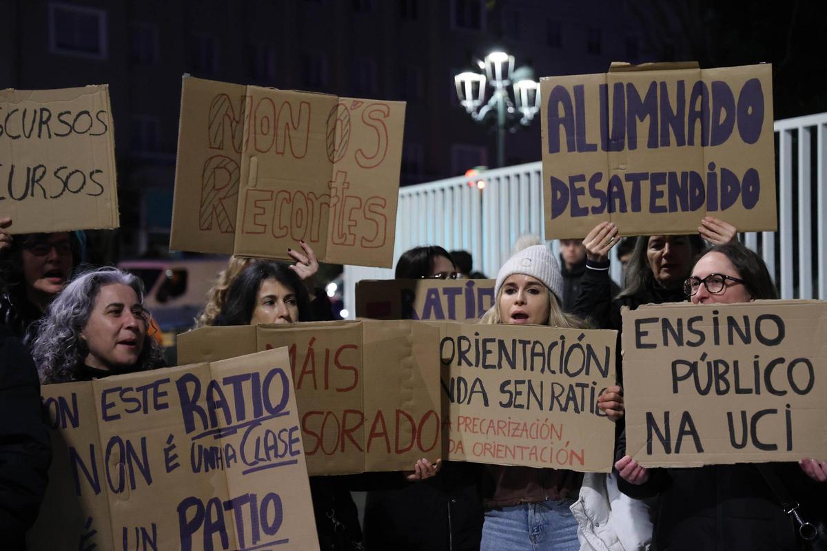 Concentración de profesoredel IES Santa Irene a principios de curso por la falta de profesionales.