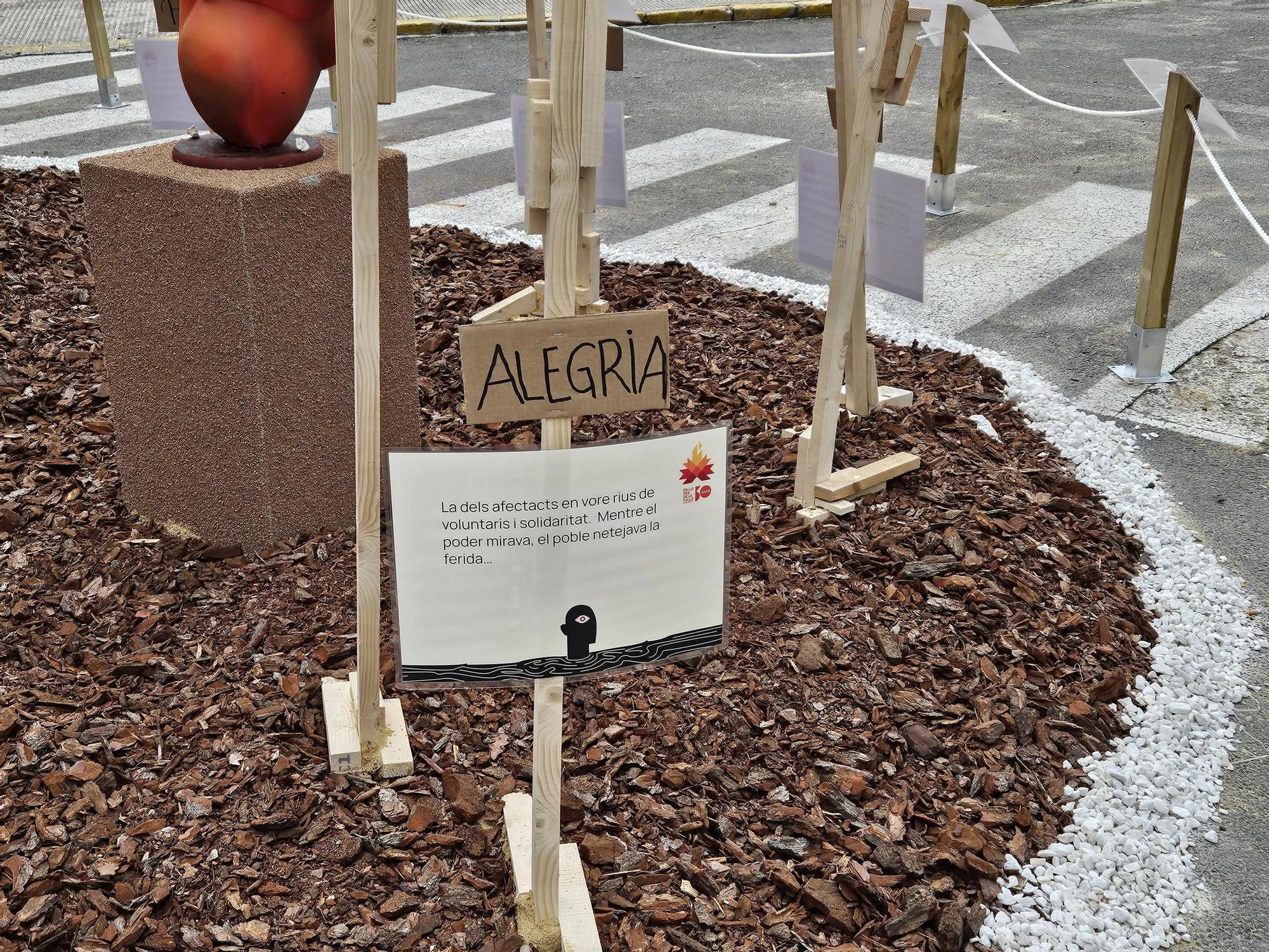 Las fallas de Carcaixent se llenan de críticas contra Mazón y homenajes a los voluntarios
