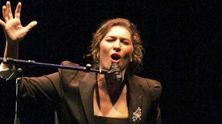 La cantaora Estrella Morente durante su actuación de anoche en la inauguración de la VIII edición del certamen Flamenco Festival de Londres.