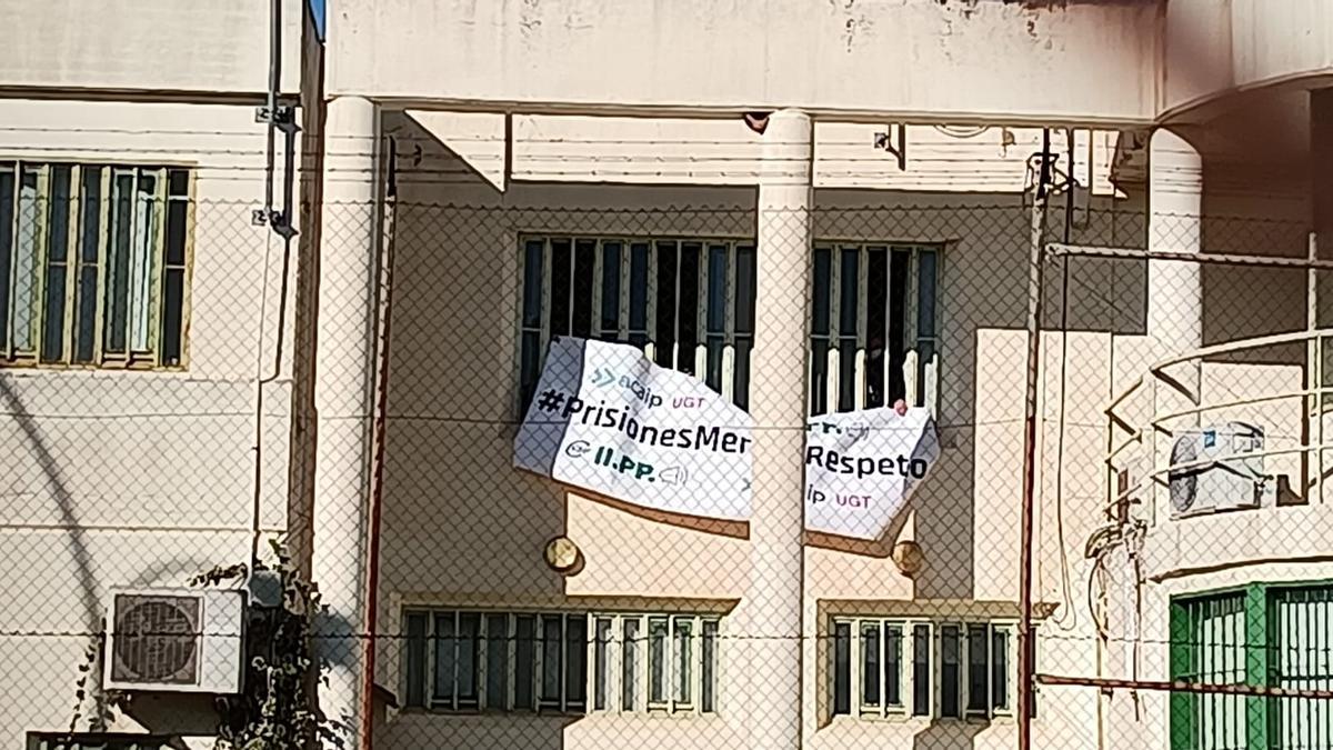 Cartel reivindicativo en la ventana del despacho de la cárcel de Picassent donde están encerrados los funcionarios de Prisiones.