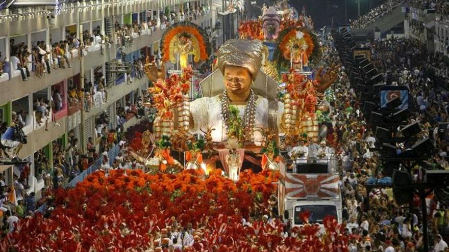 Desfile de la escuela de samba &quot;Unidos do Viradouro&quot; que se presentó hoy en la Pasarela de Samba, en el segundo día de desfile de las escuelas de samba del grupo especial.