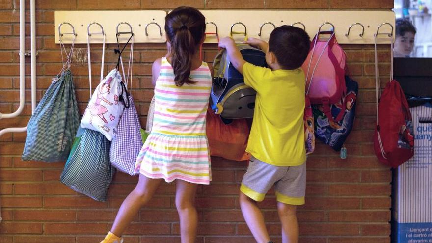 Dos infants en una escola de Barcelona