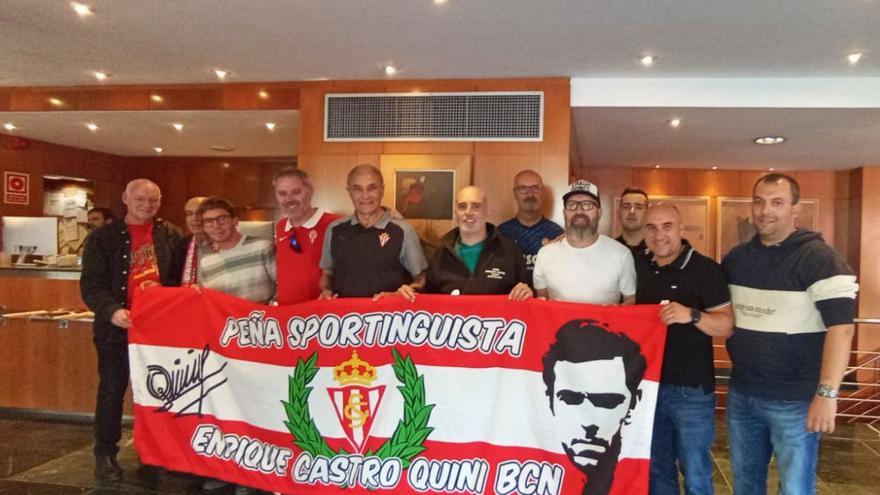 Los integrantes de la peña Quini de Barcelona, ayer, junto a Joaquín, recibiendo al equipo. | J. B.