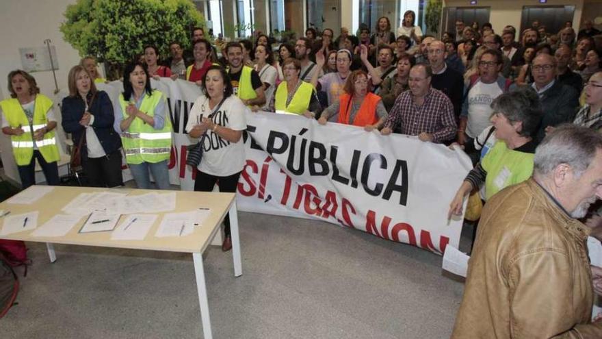 Última protesta en el Álvaro Cunqueiro, el día 7, exigiendo una reunión con Feijóo. // J. Lores