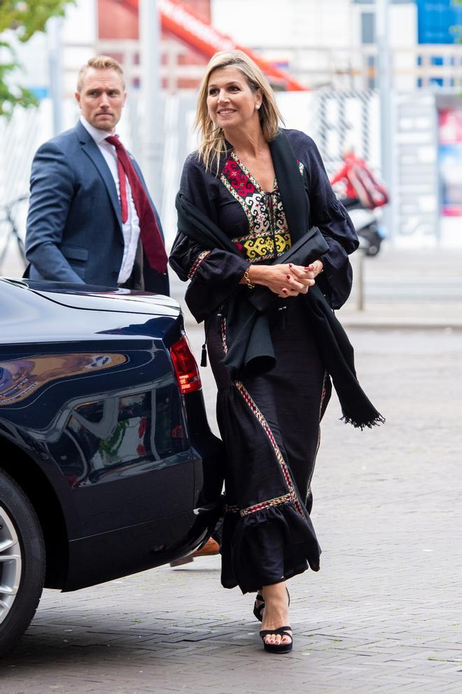 Máxima de Holanda con vestido negro con escote de bordados de colores