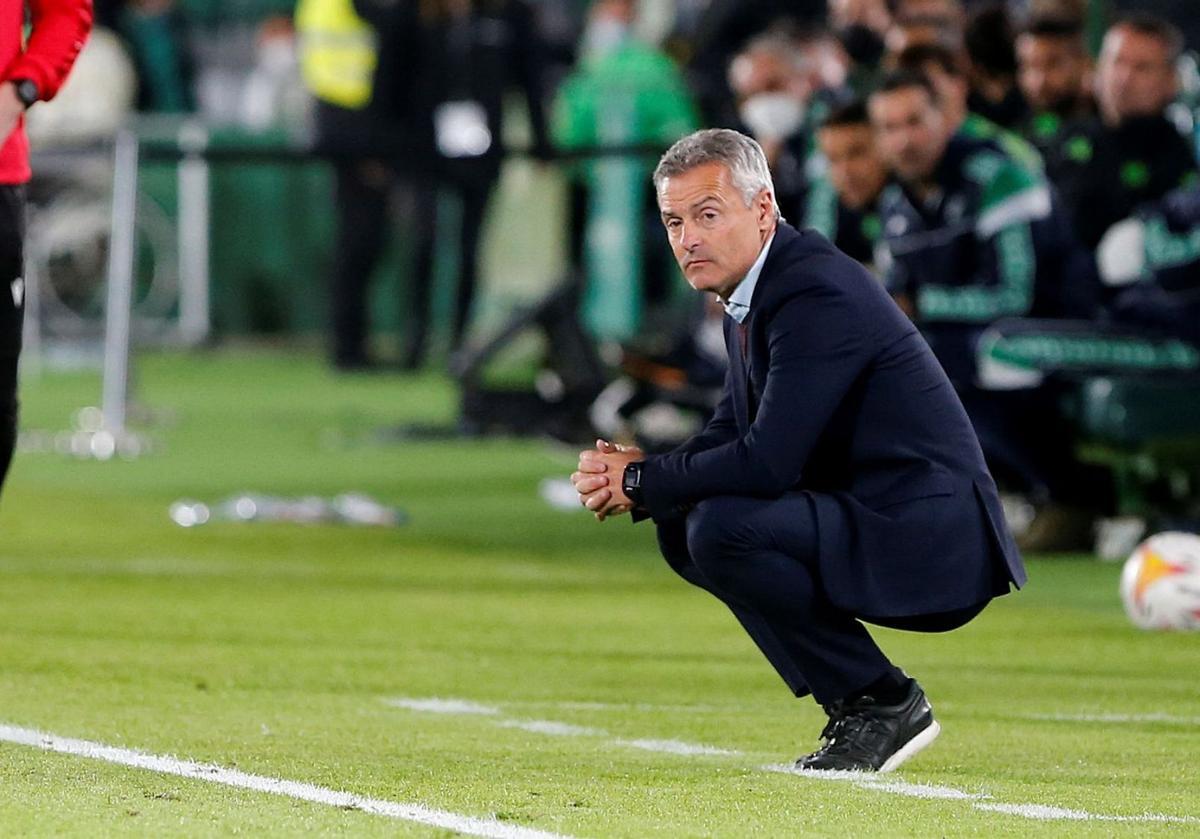 Fran Escribá, durante el partido de ayer ante el Betis. |  // EFE