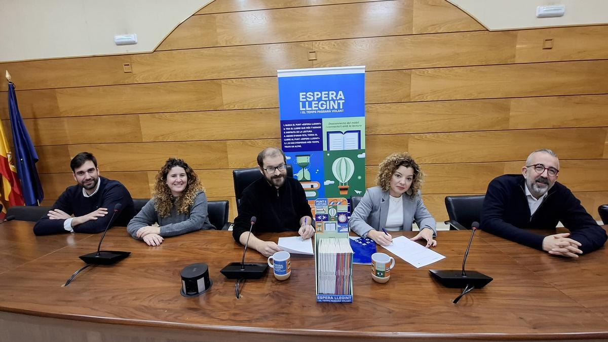 Firma del convenio entre la Mancomunitat de la Safor y Fundació Bromera.