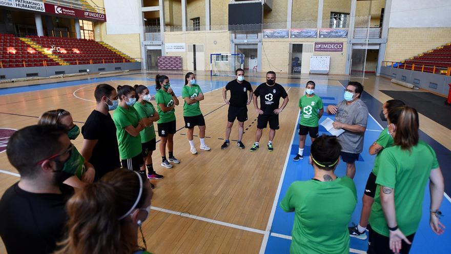 Los técnicos del club y las jugadoras reciben las primeras consignas en el Palacio Vista Alegre.