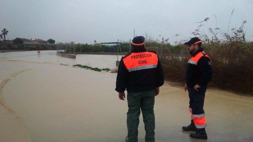 Dos miembros de Protección Civil de Alquerías en la intervención en la riada de diciembre de 2016.