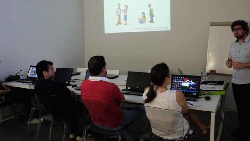 Un grupo de alumnos atiende en uno de los talleres impartidos en el Espacio Digital de Zamora.