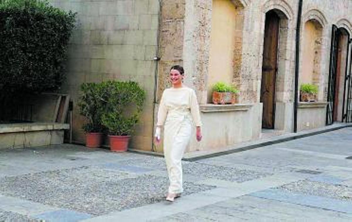 Marga Prohens cruzando el patio hacia la Llotja. | E.CALVO