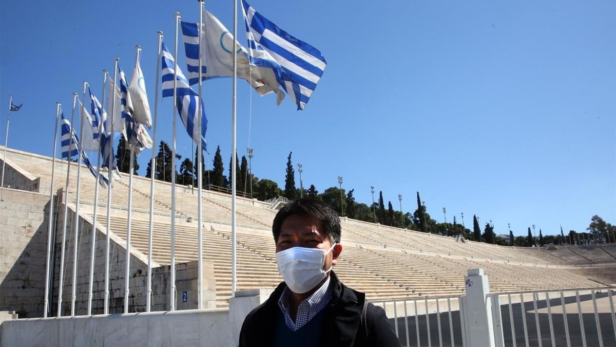 Un hombre con mascarilla a las afueras del Estadio Panathinaikó de Atenas, el 17 de marzo del 2020